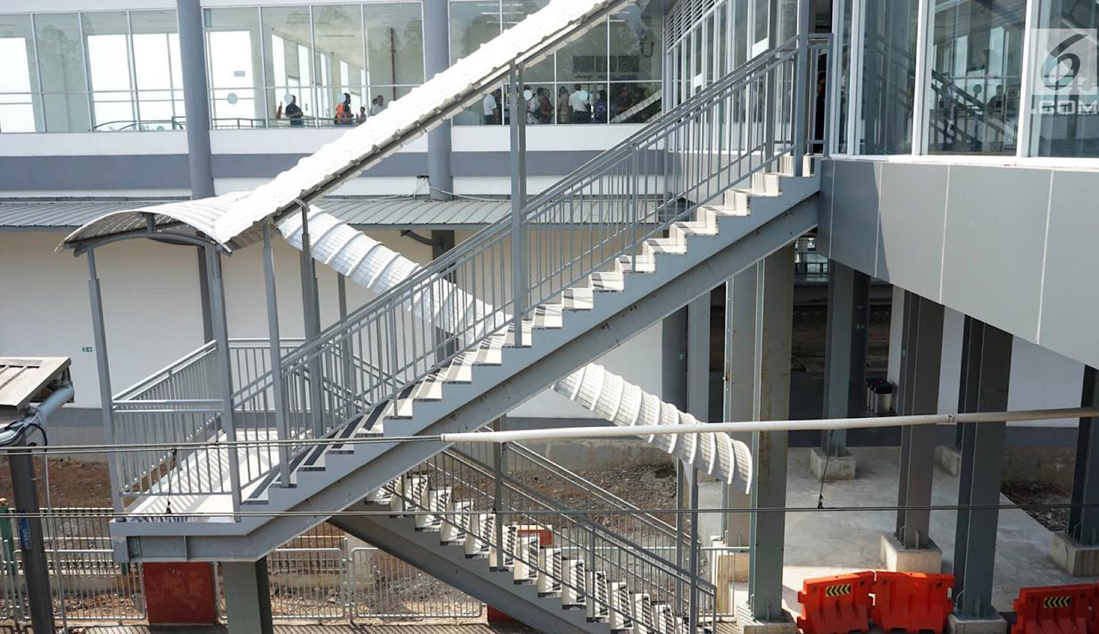 Penampakan jembatan penghubung atau Skybridge Stasiun Batu Ceper, Tangerang, Banten, Kamis (18/7/2019). Skybridge Stasiun Batu Ceper menghubungkan peron 1 dan 2 (KA Bandara) menuju peron 3 dan 4 (KRL Commuterline). (Liputan6.com/Immanuel Antonius)