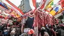 Calon pembeli saat memilih koleksi di salah satu toko pernak-pernik HUT Kemerdekaan RI di Pasar Jatinegara, Jakarta, Minggu (8/8/2021). Penjualan bendera dan pernak-pernik Kemerdekaan RI merosot karena pandemi COVID-19 berkepanjangan dan larangan merayakan lomba 17-an. (merdeka.com/Iqbal S. Nugroho)