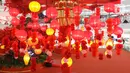 Instalasi Red Lunar di Mal Senayan City, Jakarta, Kamis (19/1/2023). Instalasi tersebut bernuansa merah dan sentuhan emas, yang berisi Mei Hwa forest hingga Lantern towers dengan ratusan juntaian lampion indah. (Liputan6.com/Herman Zakharia)