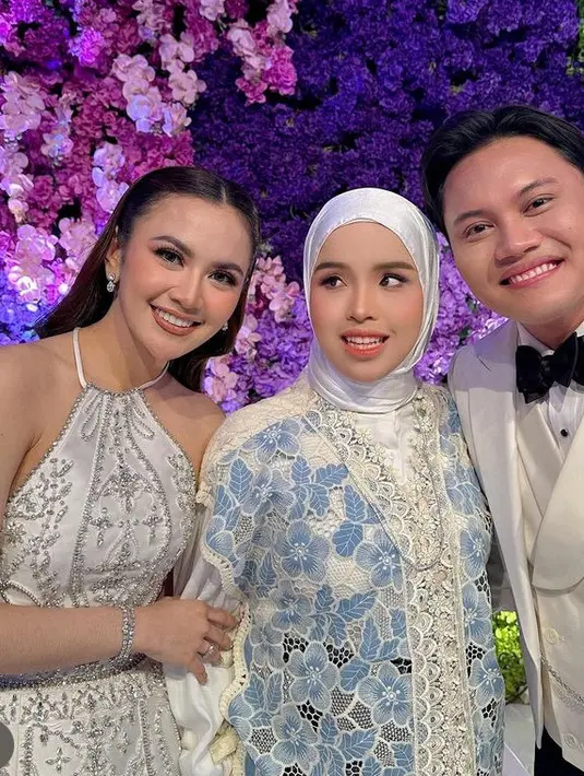 Putri Ariani juga hadir mengenakan baju lace baby blue dipadukan kerudung putih dah inner kemeja warna putih. [@arianinismaputri]