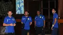 Pelatih Persib, Dejan Antonic (kiri) bersama official dan pemain bersiap rapat usai makan malam di hotel Tyara Plaza, Ciamis. Sabtu (9/4/2016). Persib akan melakoni laga segitiga melawan PSGC Ciamis, Minggu (10/4). (Liputan6.com/Helmi Fithriansyah)