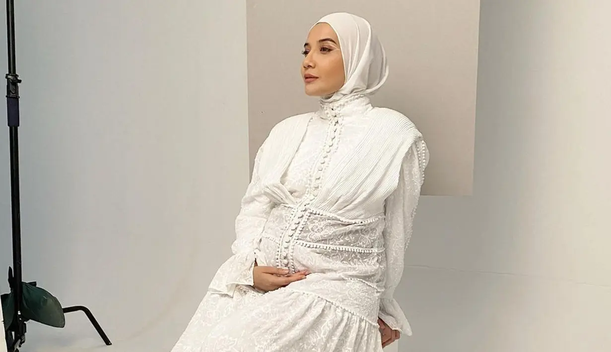 Menggunakan busana serba putih, penampilan istri Irwansyah ini pun terlihat begitu menawan. Gaya hijabnya yang cukup sederhana juga bisa dijadikan sebagai inspirasi. (Liputan6.com/IG/@zaskiasungkar15)