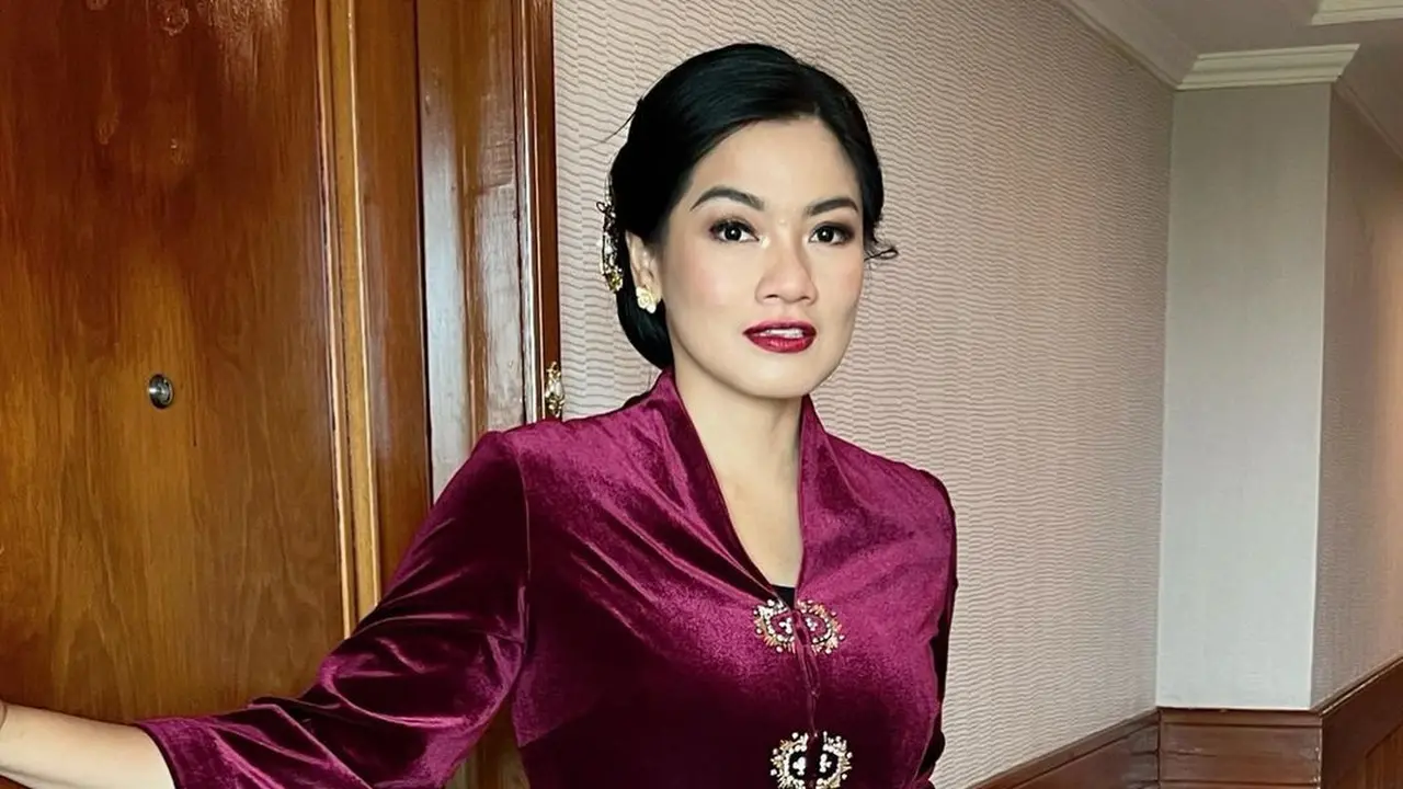Pesona Srikandi dari Masa Kini dari Raline Shah dan Titi Kamal dengan Busana Etnik Saat Jadi Pembicara
