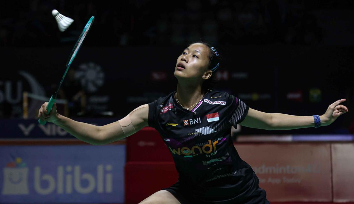 Di awal set kedua, Putri Kusuma Wardani kembali melaju dengan keunggulan 5-2 atas Sung Shuo Yun. Tampak dalam foto, pebulu tangkis tunggal putri Indonesia, Putri Kusuma Wardani saat beraksi melawan wakil Taiwan, Sung Shuo Yun, pada babak 32 besar Indonesia Masters 2026 di Istora Gelora Bung Karno, Senayan, Jakarta, Rabu (21/1/2026) malam. (Bola.com/Abdul Aziz)
