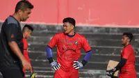 Penjaga gawang Madura United, Wawan Hendrawan dalam sebuah sesi latihan. (Bola.com/Dok Madura United)