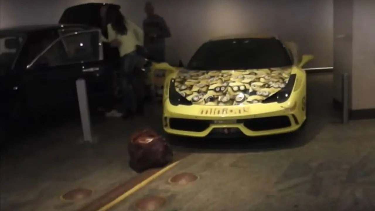 Kawanan Minion Invasi Ferrari 458 Speciale