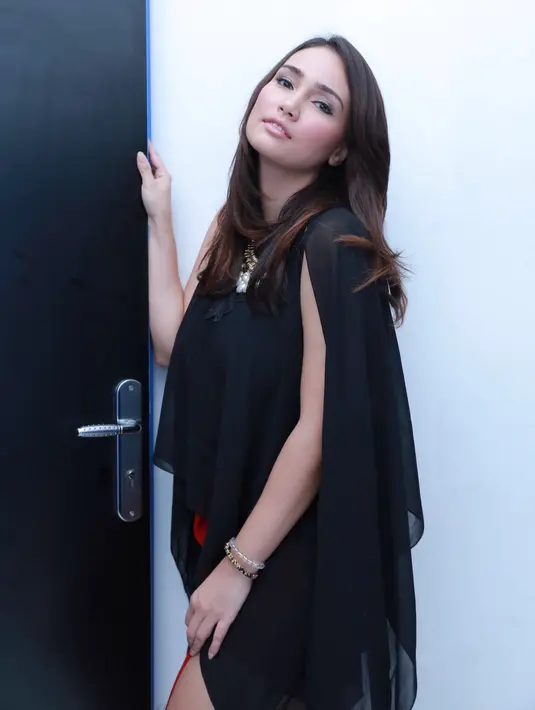 Tema Internasional telah di pilih pasangan ini. Tiga busana juga telah di pilih. 1 saat pemberkatan, dan 2 saat resepsi. (Galih W Satria/Bintang.com)