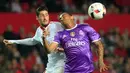 Pertarungan antara Real Madrid vs Sevilla di ajang Piala Copa del Rey, Spanyol, Kamis (12 /1). Hasil seri atas Sevilla membuat El Real memecahkan rekor tak terkalahkan tim La Liga (AP Photo/ Angel Fernandez)