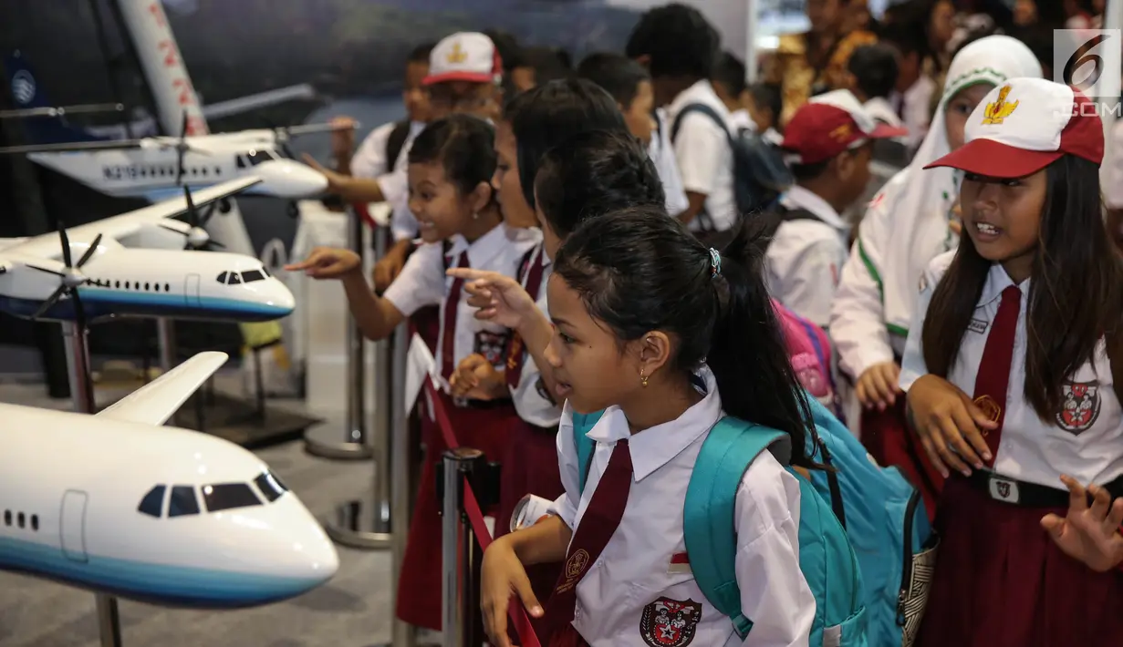 Sejumlah siswa siswi sekolah dasar melihat miniatur pesawat terbang saat dipamerkan dalam Bekraf Habibie Festival 2017 di Jiexpo Kemayoran, Jakarta, Senin (7/8). (Liputan6.com/Faizal Fanani)