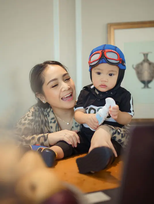 Termasuk saat Rayyanza mengenakan topi pilot, membuatnya mirip karakter Pororo. [Instagram @raffinagita1717]