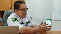 Plt Direktur RSUD Bayu Asih Purwakarta, dr Tri Muhammad Hani saat menunjukan data terkait sebaran kasus DBD di wilayah ini. FOto (Liputan6.com/Asep Mulyana)