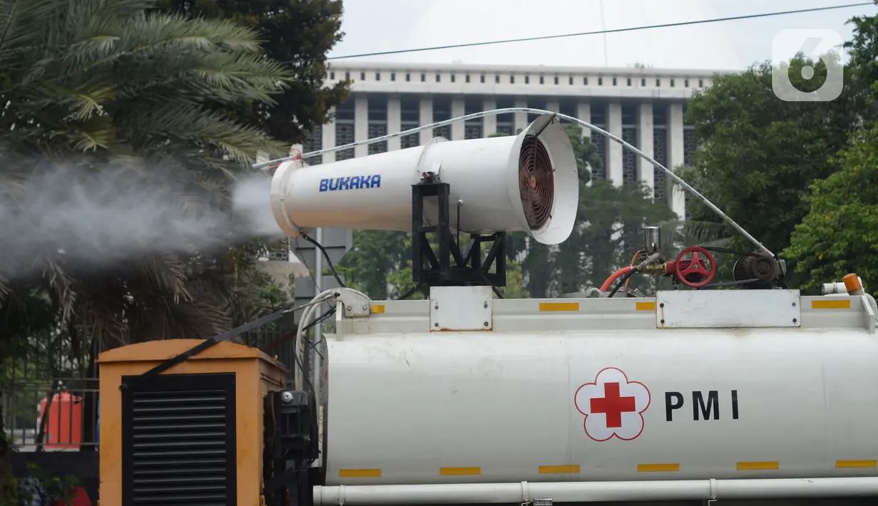 Palang Merah Indonesia (PMI) melakukan penyemprotan cairan disinfektan di jalan protokol kawasan Jakarta, Selasa (13/7/2021). Penyemprotan dengan mobil gunners spraying yang mampu menjangkau lebih dari 10 meter ini guna menekan dan mencegah penyebaran COVID-19. (merdeka.com/Imam Buhori)