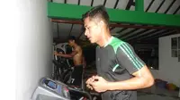 Penyerang Surabaya United, Rudi Widodo tetap berlatih menjaga kebugaran meski pelatih Ibnu Grahan memberikan libur satu hari. (Bola.com/Zaidan Nazarul)