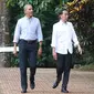 Presiden Joko Widodo bersama Presiden AS ke-44, Barack Obama berkeliling Kebun Raya Bogor menuju Grand Garden di Bogor, Jumat (29/6). Jokowi mengajak Obama berkeliling Kebun Raya untuk berbincang santai di Grand Garden. (liputan6.com/Angga Yuniar)