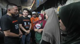 Di pasar Serdang, Jakarta Pusat, Dharma Pongrekun bersama Kun Wardana lebih banyak berbincang dengan para pedagang. (merdeka.com/Imam Buhori)