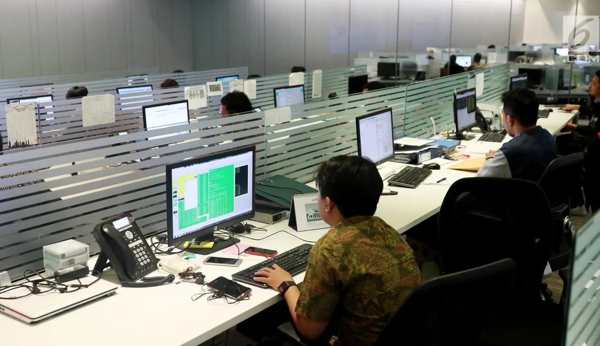 Suasana monitoring Transaksi ATM Mandiri di Pusat Kendali Bank Mandiri, Jakarta, Senin (19/6). Dibandingkan dengan puncak transaksi harian pada musim liburan Idul Fitri tahun lalu yang sebesar 26,7 juta transaksi. (Liputan6.com/Angga Yuniar)