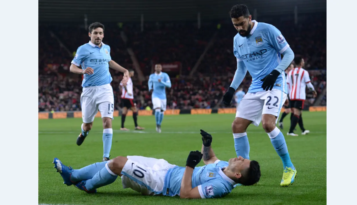 Sergio Aguero mengerang kesakitan seusai mencetak gol ke gawang Sunderland dalam lanjutan Liga Inggris di Stadium of Light, Sunderland, Rabu (3/2/2016) dini hari WIB. (AFP/Oli Scarff)