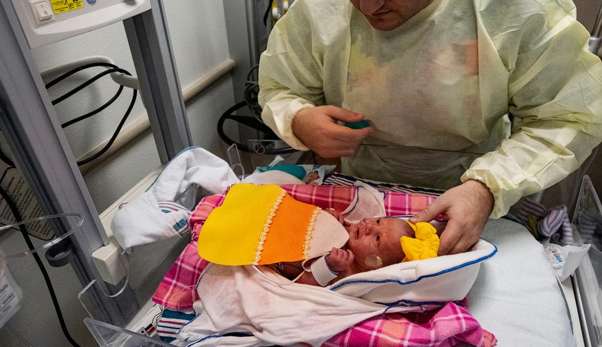 Grant Jordy melihat bayinya yang berusia 3 hari mengenakan kostum jagung manis saat menjalani perawatan di NICU sebuah rumah sakit di Texas, Rabu (30/10/2019). Pihak RS memakaikan kostum pada bayi-bayi prematur untuk merayakan Halloween pertama mereka (Sarah A. Miller/Tyler Morning Telegraph via AP)