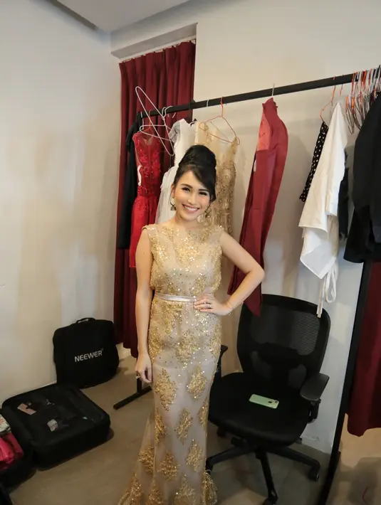 Sejak bercerai dengan Enji, ia mengaku juga tidak mengalami kesepian. Kesibukannya dalam bekerja membuat ibu satu anak itu lebih bahagia. Apalagi saat bertemu dengan temannya banyak bercanda. (Adrian Putra/Bintang.com)