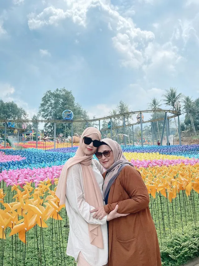 7 Momen Seru Liburan Keluarga Fanny Fabriana Bersama Keempat Buah Hatinya