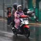 Pengendara roda dua melintas di Jalan Pagarsih, Kota Bandung, Minggu (3/11/2019). BMKG menyebut November sudah memasuki musim hujan di Jawa Barat. (Liputan6.com/Huyogo Simbolon)