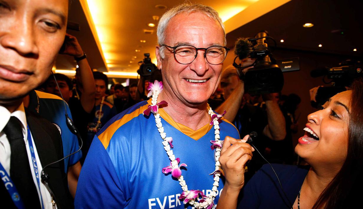 Pelatih Leicester City, Claudio Ranieri, berbicara kepada media saat tiba di Bandara International Suvarnabhumi, Bangkok, Thailand, (18/5/2016). (Reuters/Athit Perawongmetha)