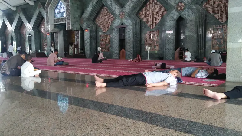 Warga memanfaatkan istirahat di masjid selama berpuasa di bulan Ramadan (Liputan6.com/ Eka Hakim)