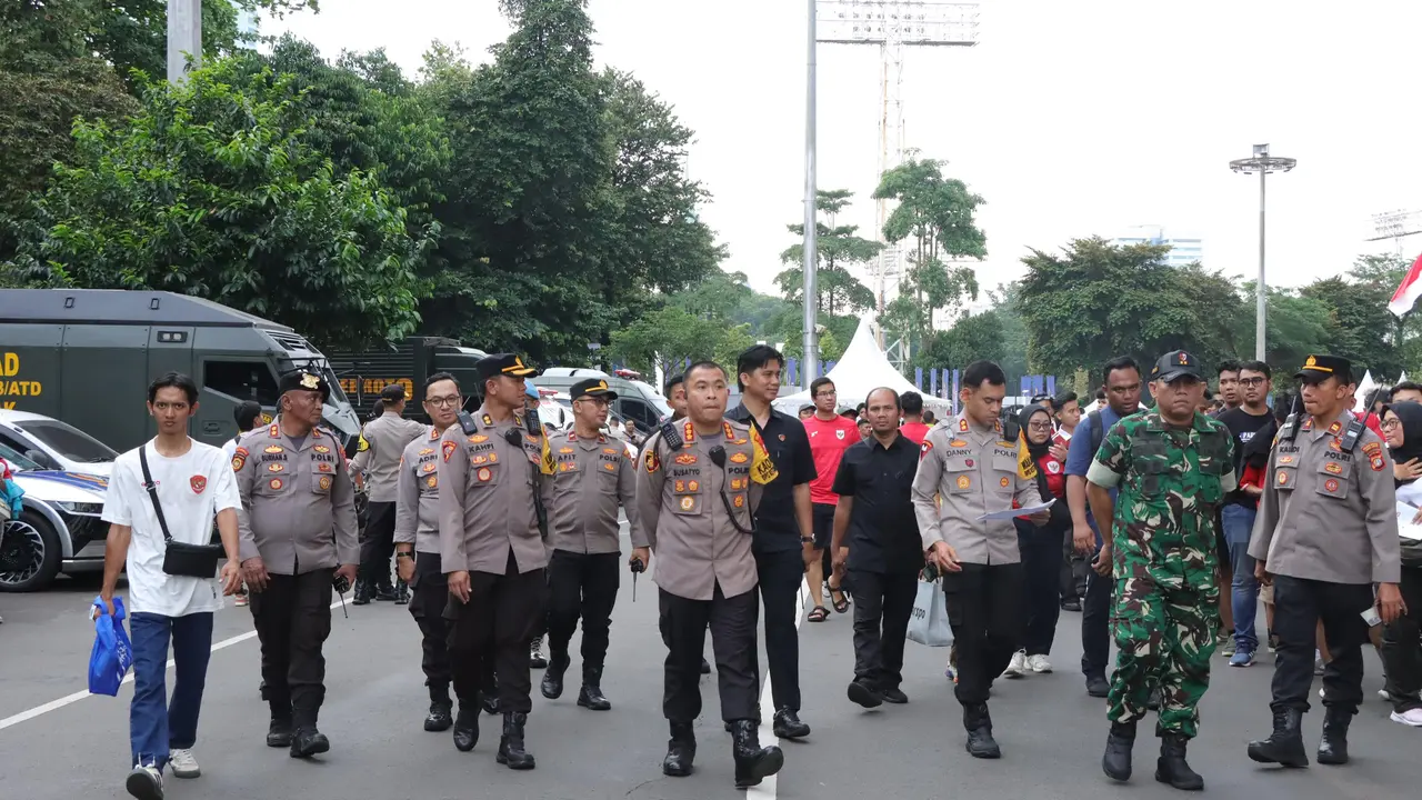 Aparat keamanan jelang laga Timnas Indonesia Vs Timnas Bahrain di Stadion Utama Gelora Bung Karno, Jakarta, Selasa (25/3/2025.