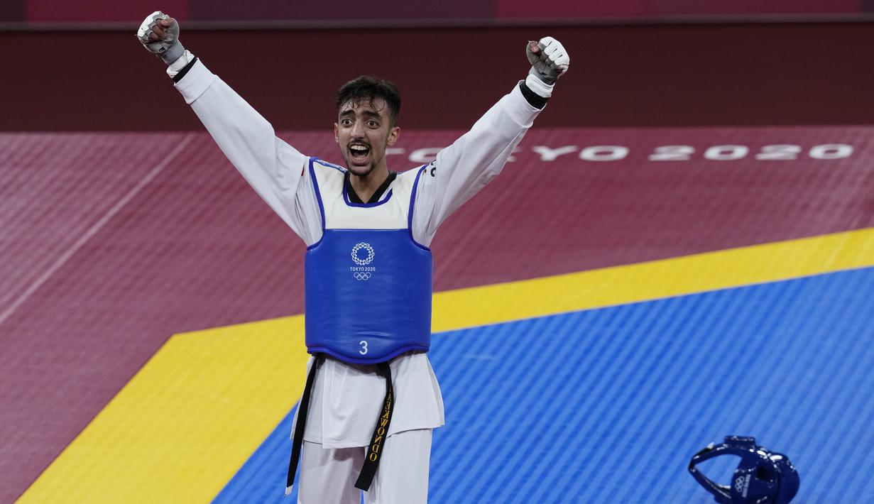 Khalil Jendoubi takluk saat menghadapi Vito Dell'Aquila dari Italia dalam laga final. Pertandingan berlangsung ketat sebelum sang lawan sukses mengalahkannya di menit-menit akhir. (Foto/AP/Themba Hadebe)