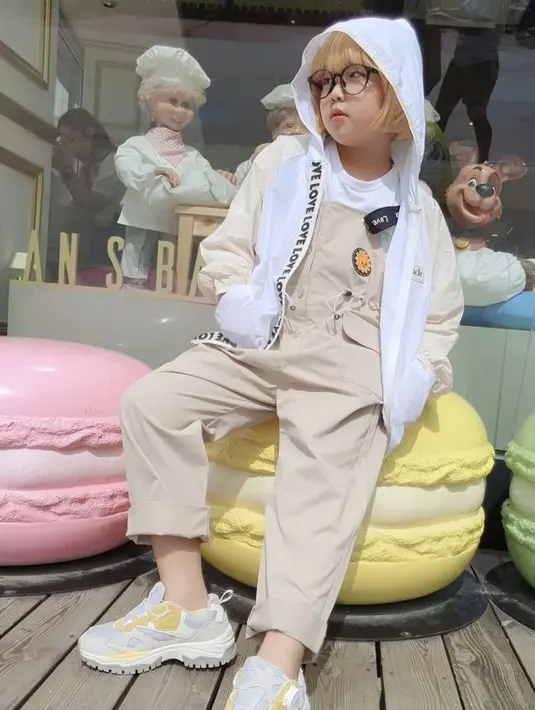 Tampil boiys dengan overall panjang warna nude, dengan luaran jaket warna putih. Dan snekars sebagai pelengkap penampilan. Instagramnya @lee_6038.