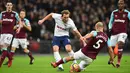 Bek West Ham United, Pablo Zabaleta menghalau tendangan striker Tottenham Hotspur, Harry Kane dalam lanjutan pertandingan Premier League di Stadion Wembley, Jumat (5/1). Tottenham Hotspur ditahan imbang tamunya West Ham 1-1. (Glyn KIRK / AFP)