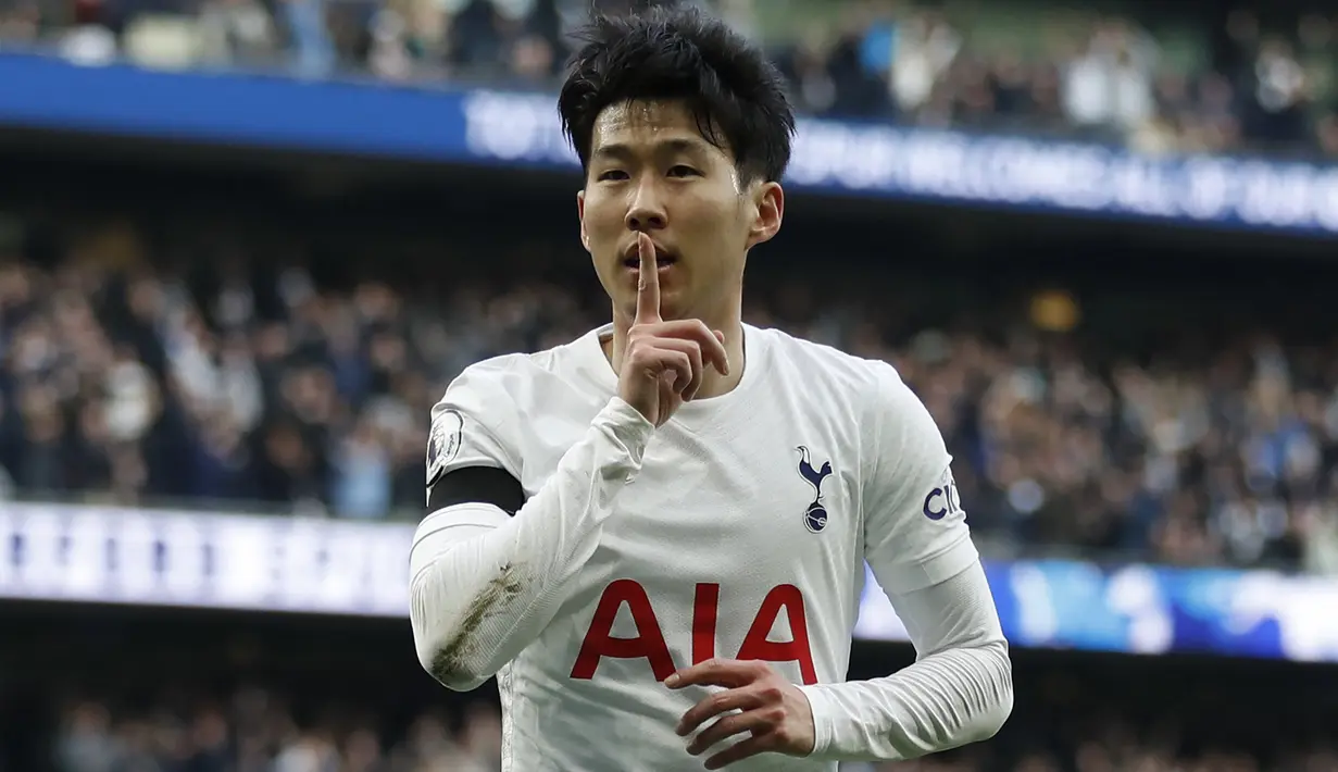 Son Heung-min. Pemain sayap Tottenham Hotspur berusia 29 tahun benar-benar menjadi bintang di tahun 2022. Ia mampu mencetak 9 gol dan 4 assist di Liga Inggris dari 12 laga sejak pergantian tahun. Terakhir, ia mencetak hattrick saat menghadapi Aston Villa (9/4/2022).