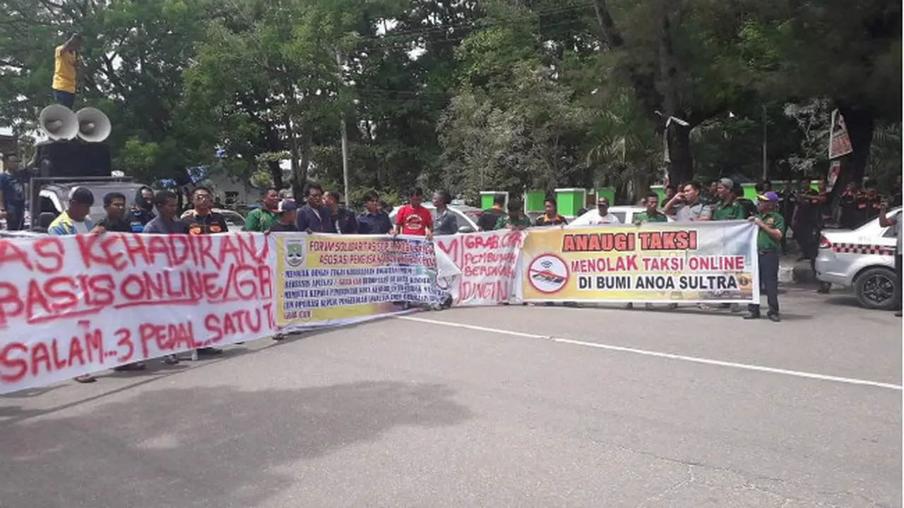 Demo Tolak Transportasi Online di Kendari