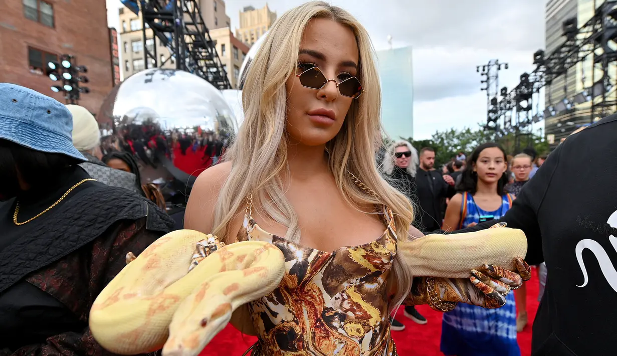 Tana Mongeau berpose saat menghadiri MTV VMA's 2019 di New Jersey, AS (26/8/2019). Bintang YouTuber Tana Mongeau menjadi pusat perhatian karena sensasinya membawa seekor ular di acara tersebut. (Dia Dipasupil/Getty Images for MTV/AFP)