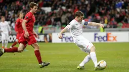 Gelandang Liverpool, James Milner berusaha menendang bola dari kejaran pemain Rubin Kazan pada lanjutan Liga Europa Grup B di Kazan Arena, Rusia, (6/11). Liverpool menang atas tuan rumah Rubin Kazan dengan skor 1-0. (Reuters/Henry Browne)