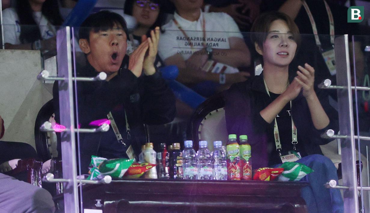 <p>Pelatih Timnas Indonesia, Shin Tae-yong didampingi sang istri, Cha Young-ju bertepuk tangan saat memberi dukungan kepada tunggal putri Korea Selatan, An Se-young saat menghadapi wakil China, Chen Yu Fei pada laga final Indonesia Open 2024 di Istora Senayan, Jakarta, Minggu (9/6/2024). (Bola.com/M Iqbal Ichsan)</p>