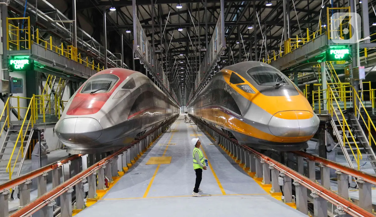 Area ini memiliki 14 jalur yang dapat digunakan untuk stabling dan alur keluar masuk dari sistem perawatan di Depo Tegalluar. (Liputan6.com/Herman Zakharia)