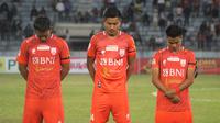 Pemain Persis Solo mengenakan pita hitam untuk mengenang suporter Persija. (Bola.com/Ronald Seger)