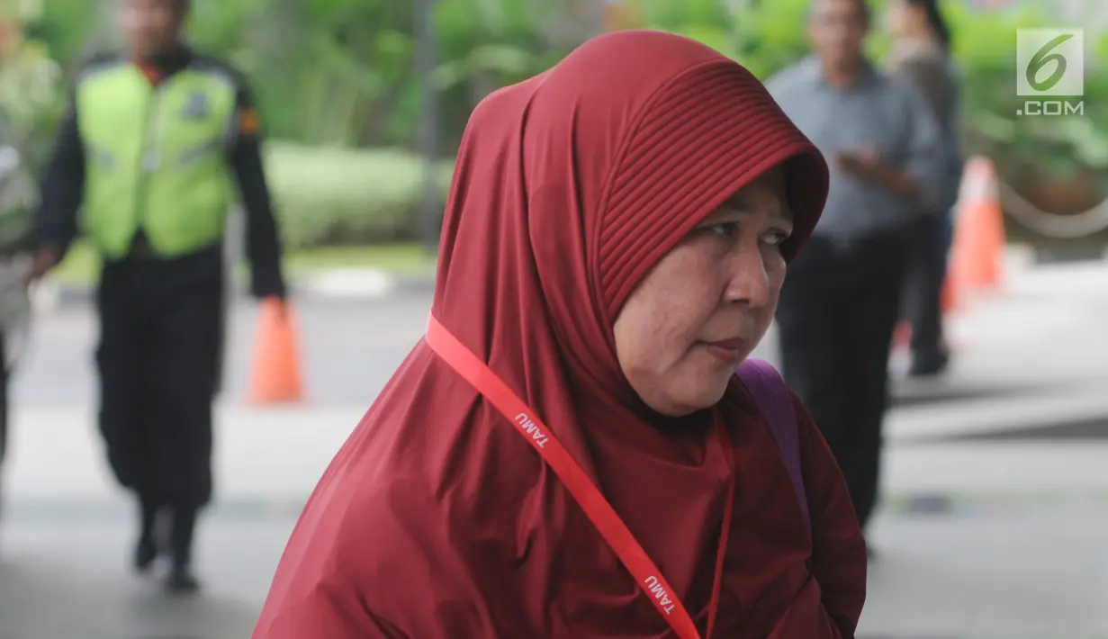 Ekspresi Panitera Pengganti PN Tangerang Tuti Atika saat akan menjalani pemeriksaan di gedung KPK, Jakarta, Selasa (24/4). Tuti Atika diduga aktif berperan mendekati Hj Momoh sampai menunda jadwal pembacaan putusan. (Merdeka.com/Dwi Narwoko)