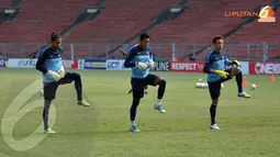 Dalam latihan yang digelar sejak pukul 07.30 ini tampak tiga penjaga gawang yang sudah bergabung dalam skuad Timnas Indonesia (Liputan6.com/ Helmi Fithriansyah)