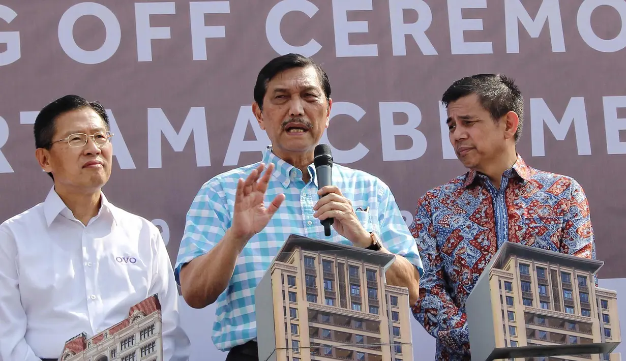 Menko Kemaritiman Luhut Panjaitan memberikan sambutan pada peresmian penutupan atas (topping off) bangunan dua tower pertama Meikarta, di Cikarang, Bekasi, Minggu (29/10). Peresmian itu tanda dimulainya pembangunan kota baru Meikarta. (Liputan6.com/Pool)