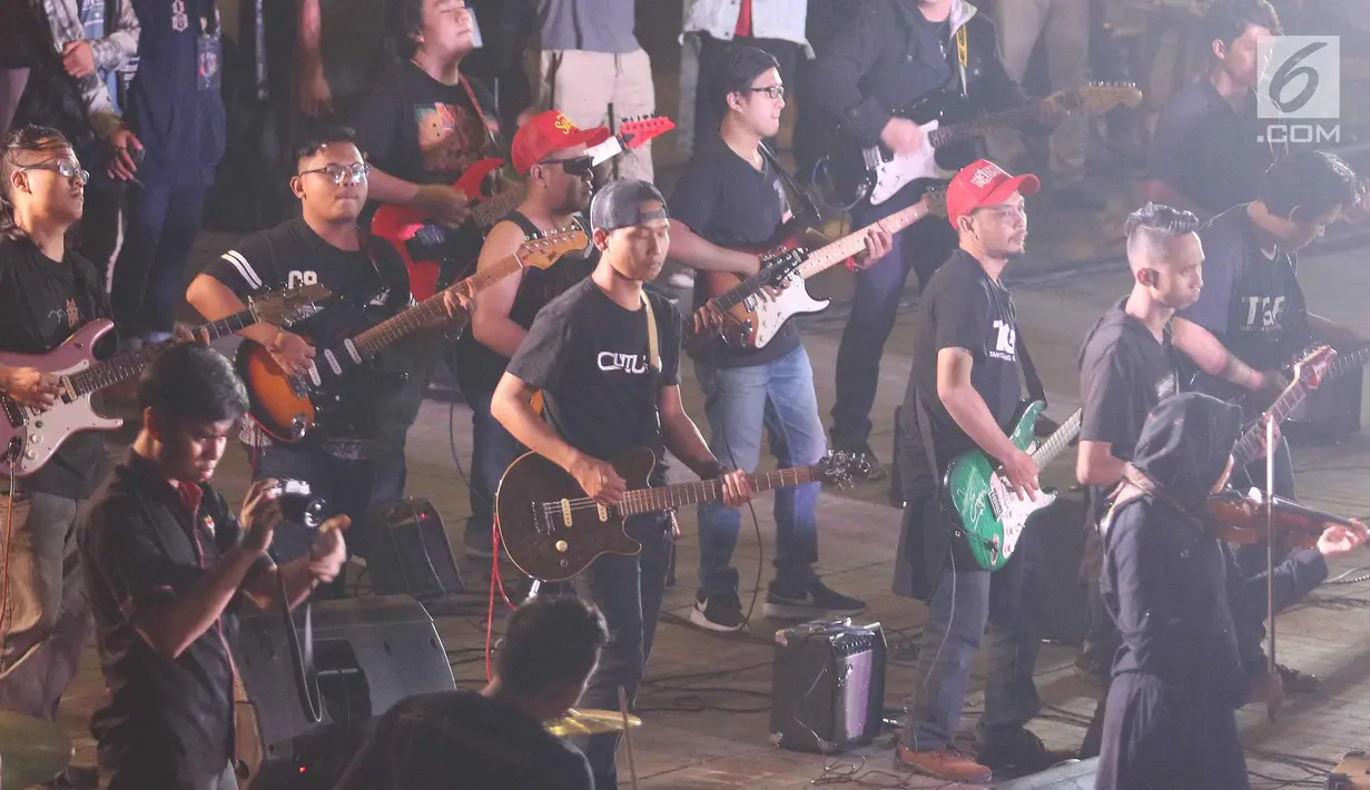 Aksi sejumlah gitaris saat berkolaborasi dengan penyanyi Lara di BSD, Tagerang Selatan, Jumat (9/2). Dalam konser tersebut Lara dan 100 musisi mendapatkan pengakuan rekor MURI. (Liputan6.com/Angga Yuniar)