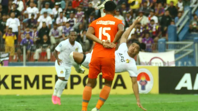 Bek asal Brasil, Anderson do Nascimento, mencetak gol salto ke gawang Borneo FC yang dijaga Nadeo Argawinata. (Bola.com/Gatot Sumitro)