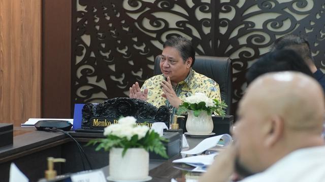 Menteri Koordinator Bidang Perekonomian Airlangga Hartarto mengadakan kegiatan audiensi dengan kelompok ahli Satgas AZEC dan Satgas Semikonduktor secara virtual, Selasa (2/4/2024). (Dok Kemenko Perekonomian)