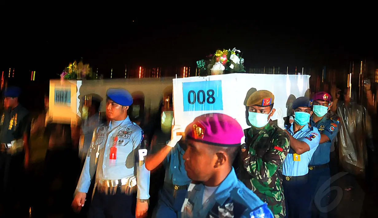 Dua jenazah korban pesawat AirAsia QZ-8501 tiba di Lanud TNI AL Juanda, Surabaya, Kamis malam (1/1/2015). Jenazah diterbangkan dari Lanud Iskandar dan akan dibawa ke RS Bhayangkara Polda Jawa Timur untuk proses identifikasi.(Liputan6.com/Johan Tallo)