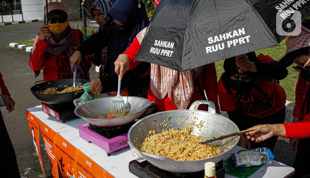 Pendemo membagikan nasi goreng tersebut kepada polisi yang menjaga aksi dan pengguna jalan yang melintas. (Liputan6.com/Faizal Fanani)