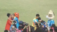 Kapten Persib dan Semen Padang Bagikan Bunga kepada Suporter