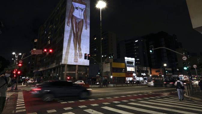 Sao Paolo Fashion Week 2020 disiarkan secara virtual melalui video yang diproyeksikan di sudut gedung perkotaan. (dok. AP/Marcelo Chello)