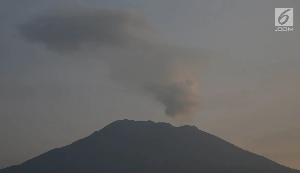 Hembusan asap putih dari kawah Gunung Agung terlihat dari Karangasem, Bali, Rabu (6/12). Pusat Vulkanologi dan Mitigasi Bencana Geologi (PVMBG) menyatakan Gunung Agung masih dalam status level IV atau awas. (Liputan6.com/Immanuel Antonius)