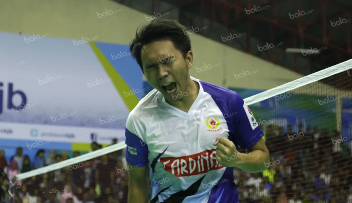Tunggal putra Jawa Barat, Setyaldi Putra Wibowo, menjadi penentu kemenangan setelah mengalahkan Reksy Aureza Megananda dalam final beregu putra bulutangkis PON XIX Jawa Barat di GOR Bima, Cirebon, Jumat (23/9/2016). (Bola.com/Arief Bagus)